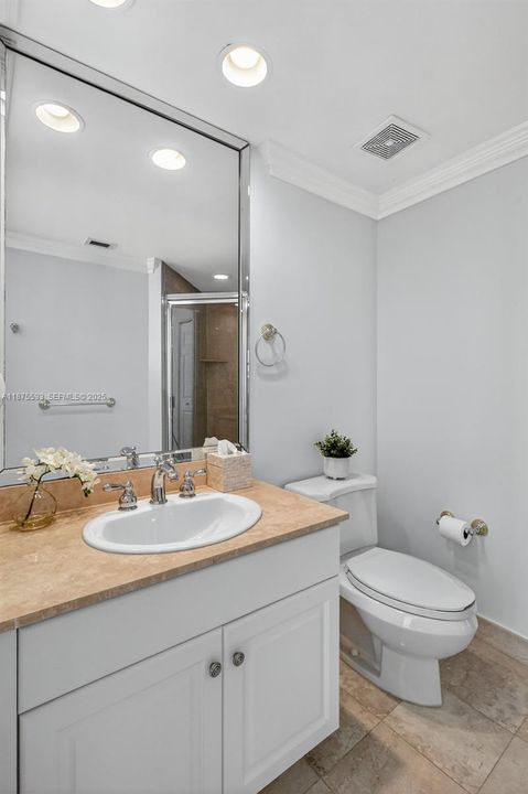 合同活跃: $1,390,000 (3 贝兹, 3 浴室, 2130 平方英尺)