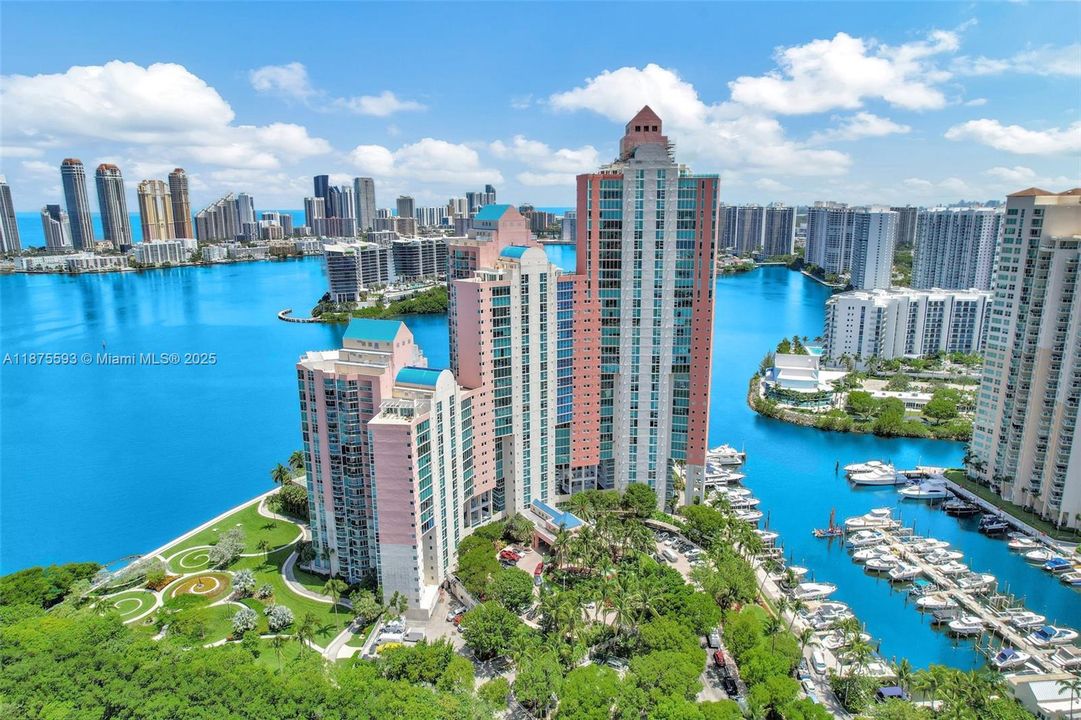 合同活跃: $1,390,000 (3 贝兹, 3 浴室, 2130 平方英尺)