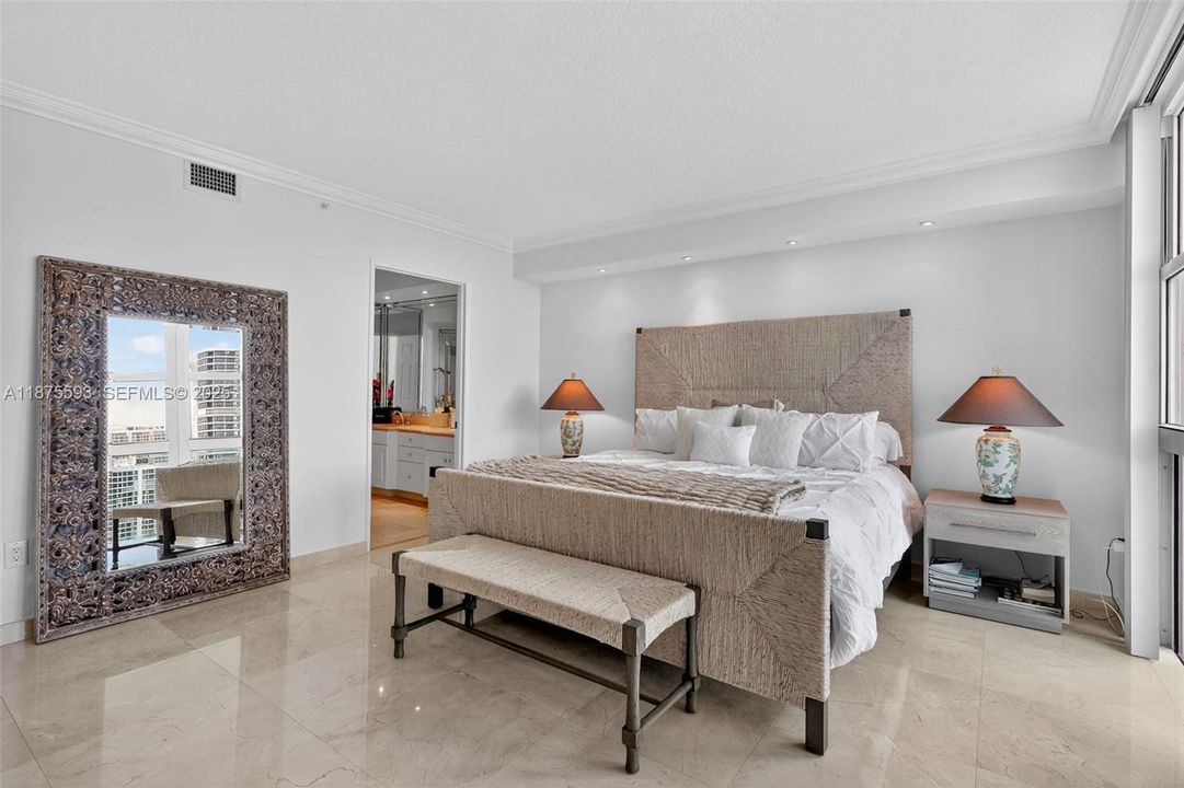 合同活跃: $1,390,000 (3 贝兹, 3 浴室, 2130 平方英尺)