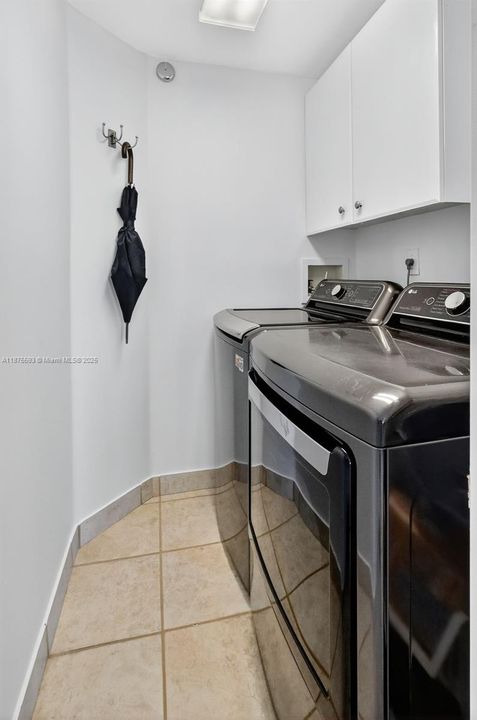 合同活跃: $1,390,000 (3 贝兹, 3 浴室, 2130 平方英尺)