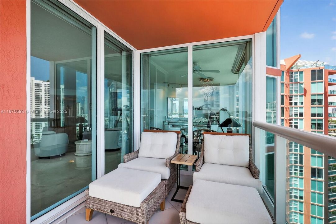 合同活跃: $1,390,000 (3 贝兹, 3 浴室, 2130 平方英尺)