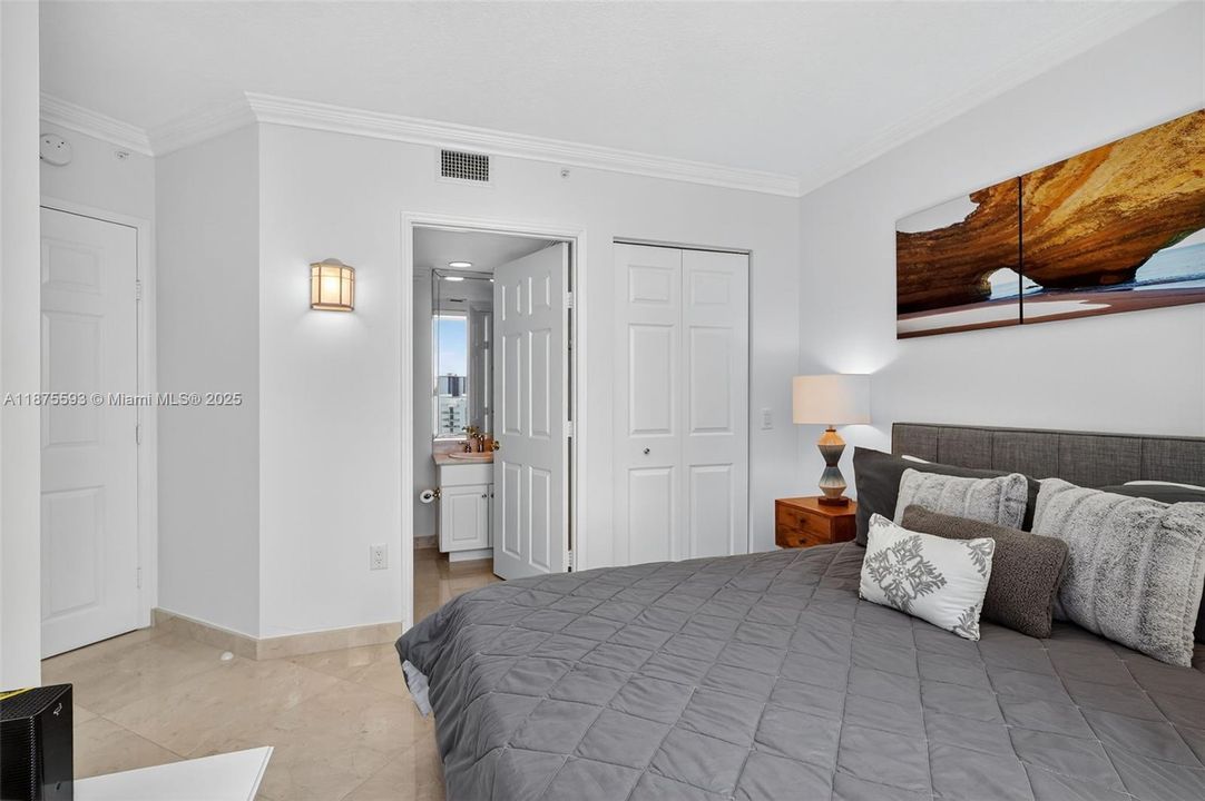 合同活跃: $1,390,000 (3 贝兹, 3 浴室, 2130 平方英尺)