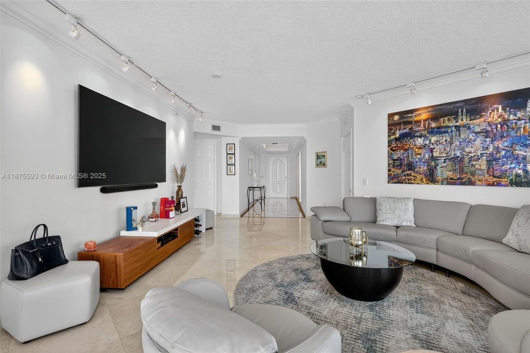 合同活跃: $1,390,000 (3 贝兹, 3 浴室, 2130 平方英尺)