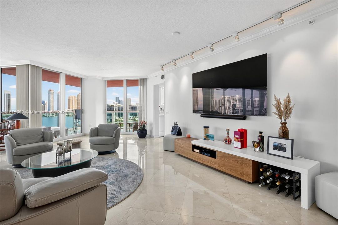 合同活跃: $1,390,000 (3 贝兹, 3 浴室, 2130 平方英尺)