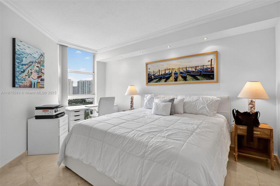 合同活跃: $1,390,000 (3 贝兹, 3 浴室, 2130 平方英尺)