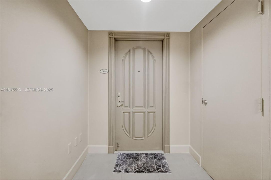 合同活跃: $1,390,000 (3 贝兹, 3 浴室, 2130 平方英尺)