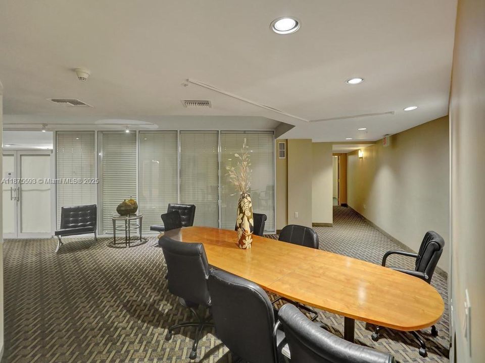 合同活跃: $1,390,000 (3 贝兹, 3 浴室, 2130 平方英尺)