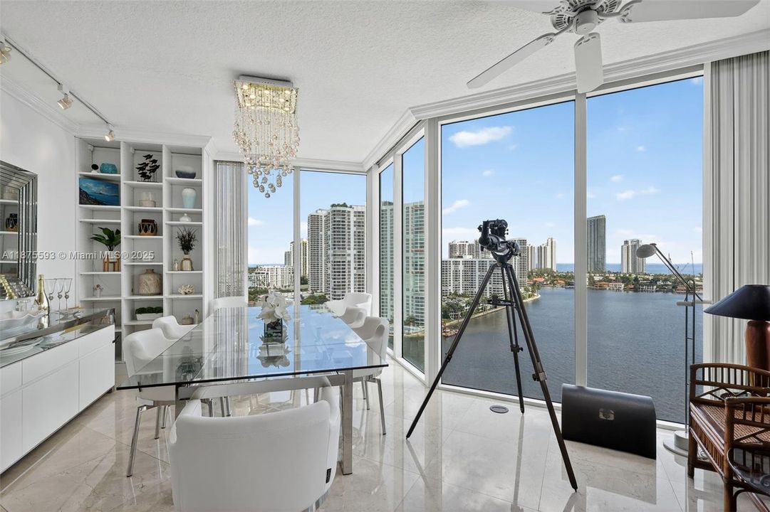 合同活跃: $1,390,000 (3 贝兹, 3 浴室, 2130 平方英尺)