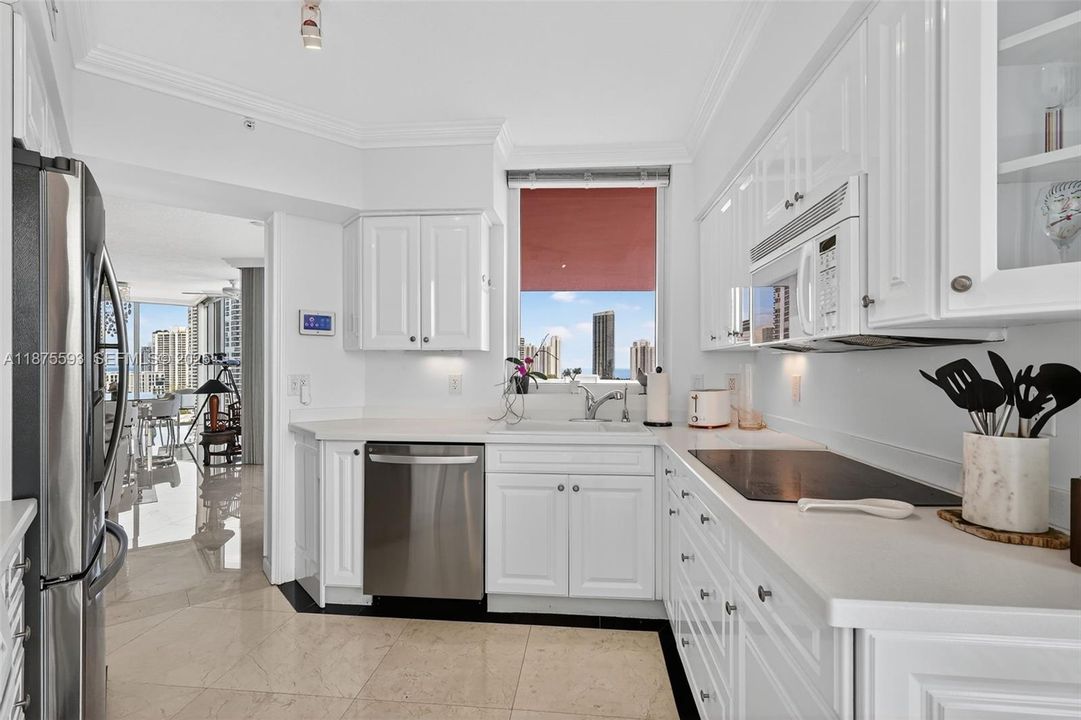 合同活跃: $1,390,000 (3 贝兹, 3 浴室, 2130 平方英尺)