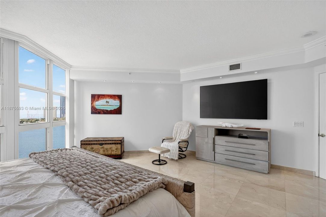 合同活跃: $1,390,000 (3 贝兹, 3 浴室, 2130 平方英尺)