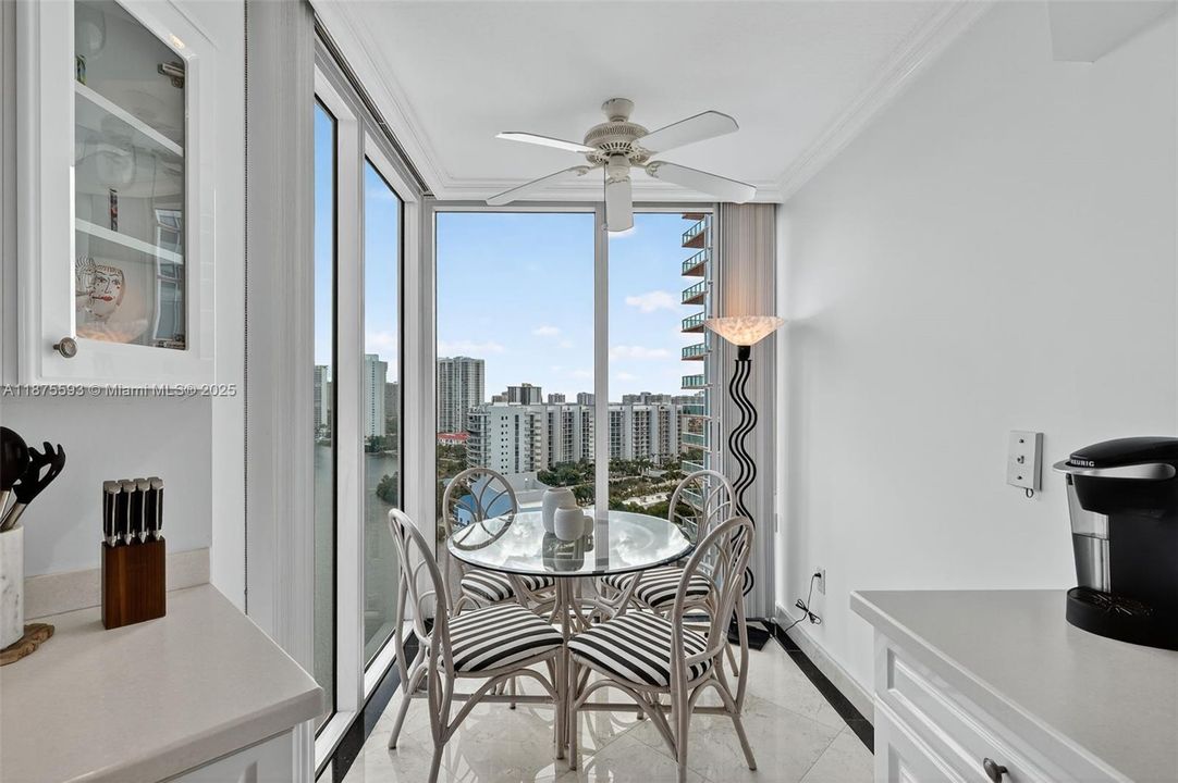 合同活跃: $1,390,000 (3 贝兹, 3 浴室, 2130 平方英尺)