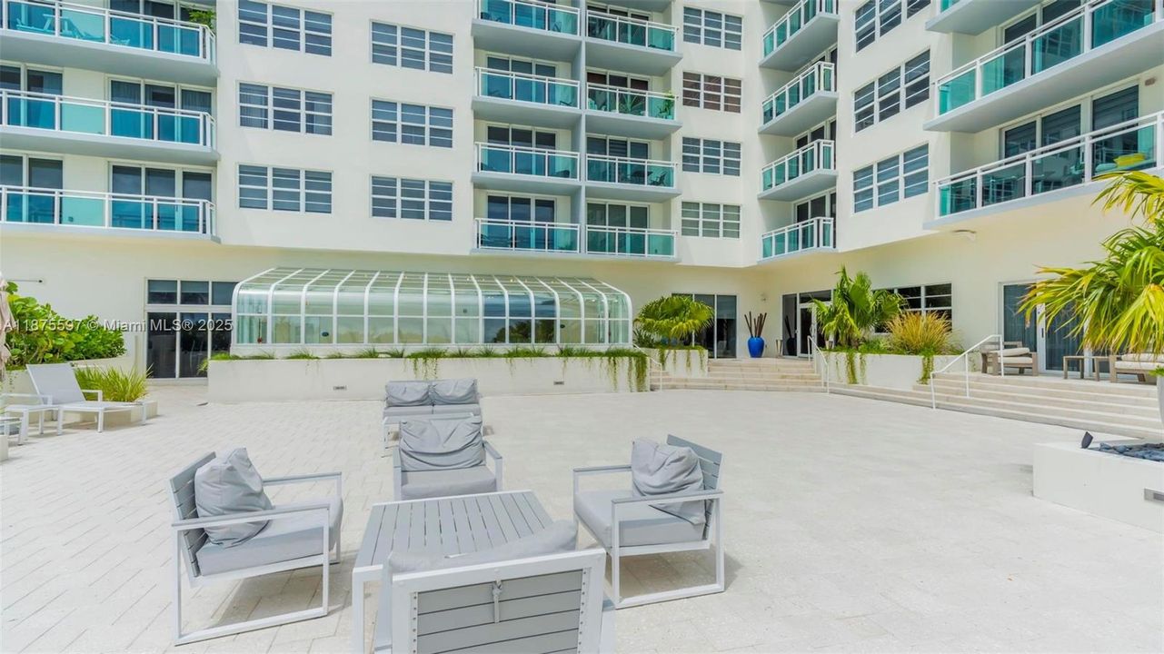 Recently Sold: $493,000 (1 beds, 1 baths, 812 Square Feet)