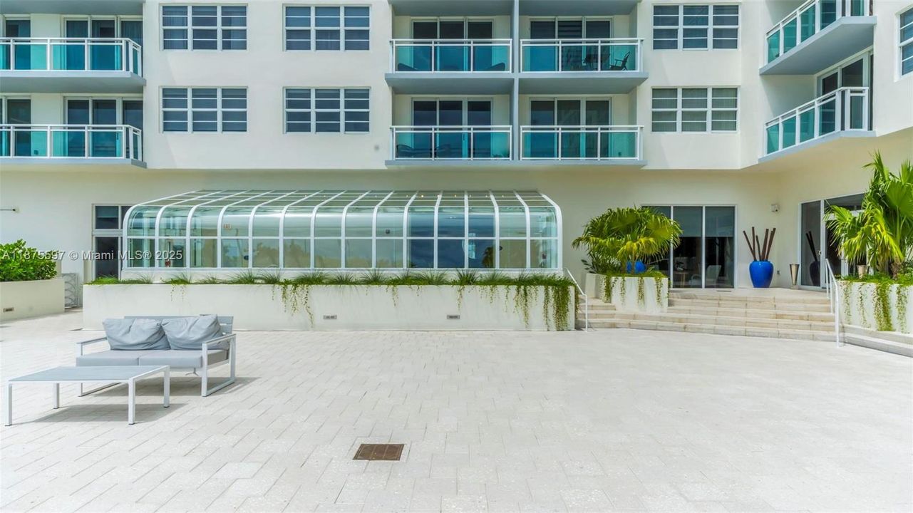 Recently Sold: $493,000 (1 beds, 1 baths, 812 Square Feet)