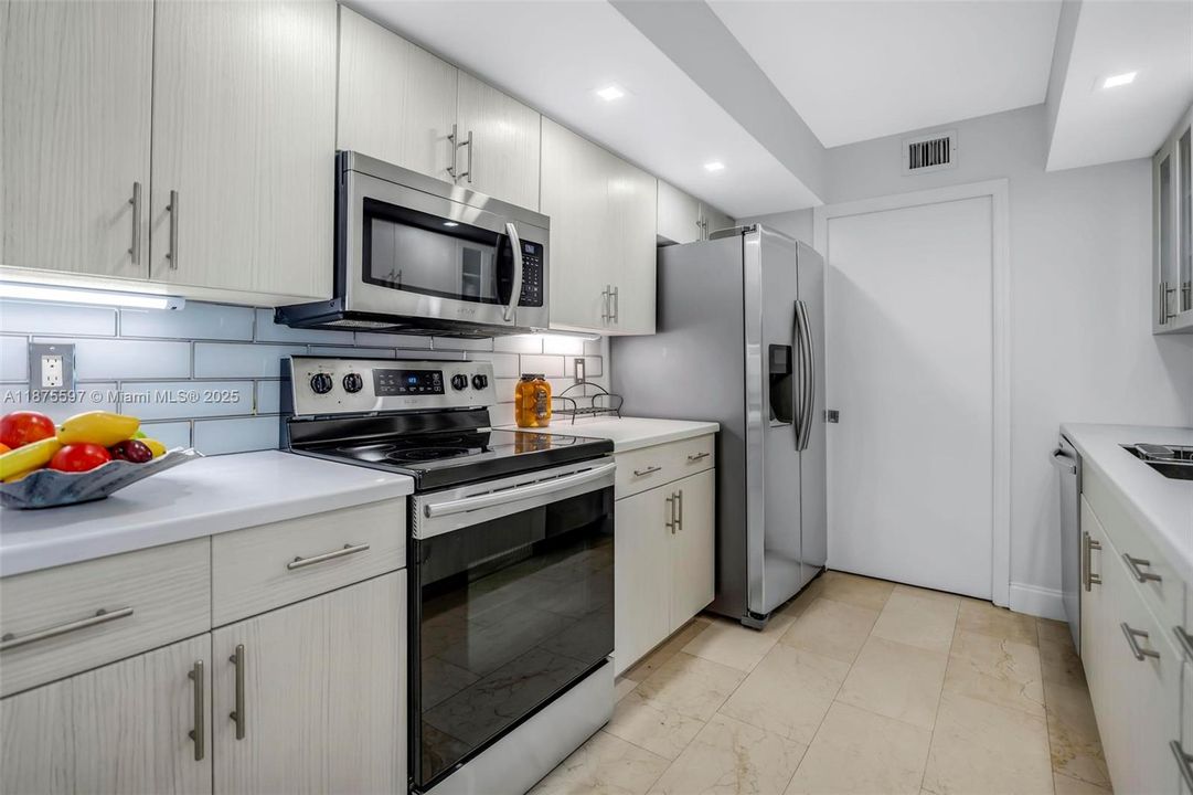 Recently Sold: $493,000 (1 beds, 1 baths, 812 Square Feet)
