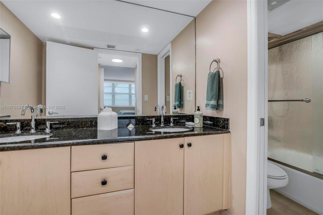 Recently Sold: $493,000 (1 beds, 1 baths, 812 Square Feet)