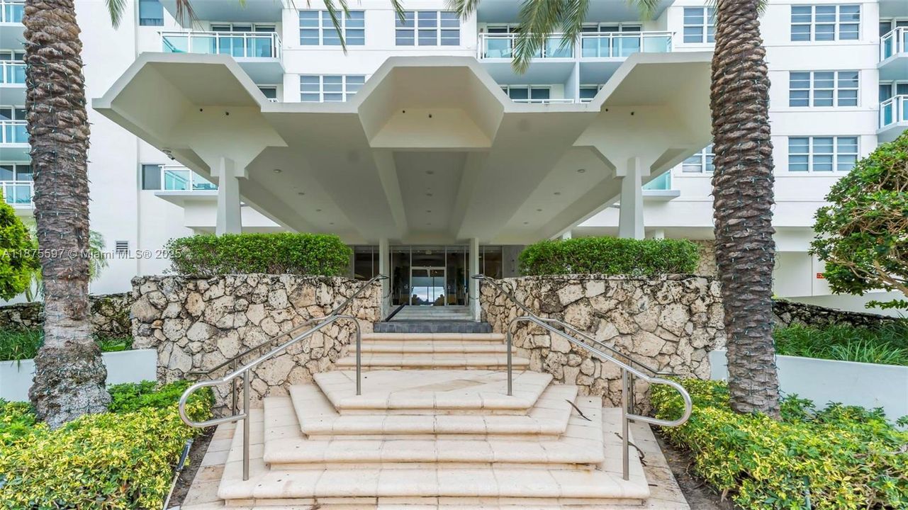 Recently Sold: $493,000 (1 beds, 1 baths, 812 Square Feet)