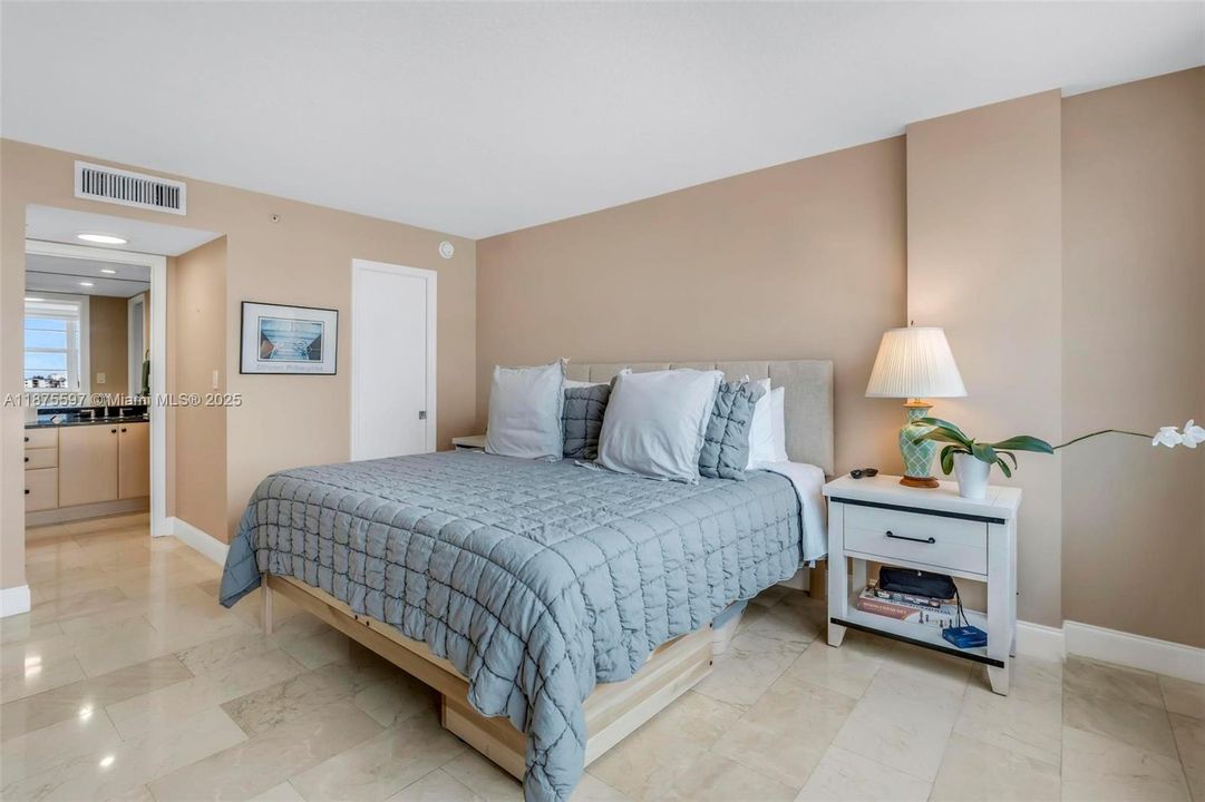 Recently Sold: $493,000 (1 beds, 1 baths, 812 Square Feet)