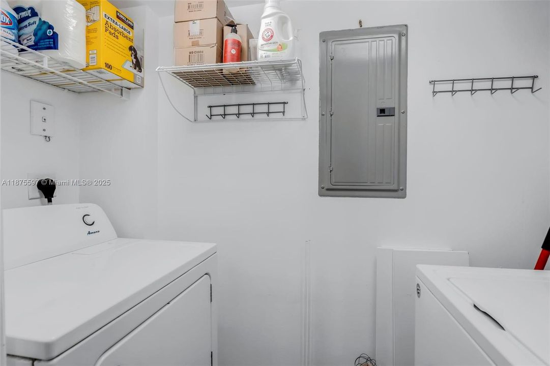 Recently Sold: $493,000 (1 beds, 1 baths, 812 Square Feet)