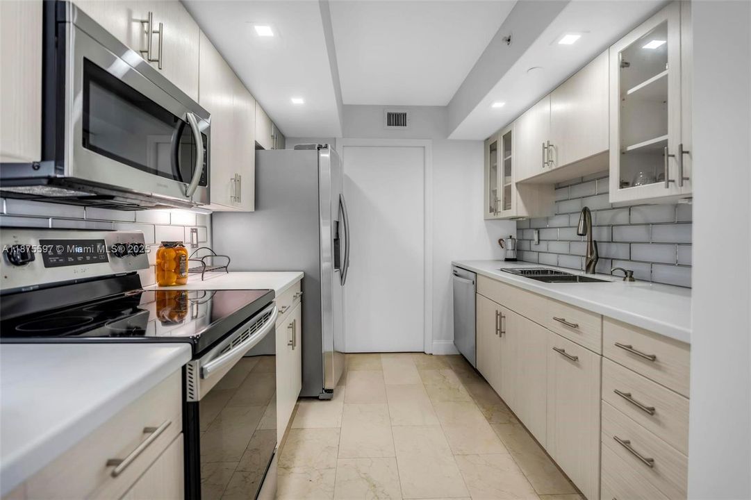 Recently Sold: $493,000 (1 beds, 1 baths, 812 Square Feet)