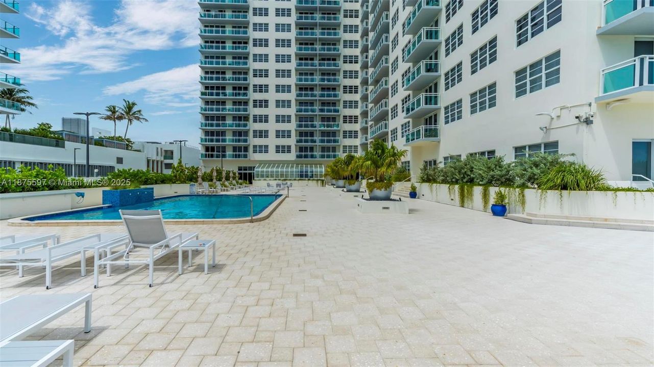 Recently Sold: $493,000 (1 beds, 1 baths, 812 Square Feet)