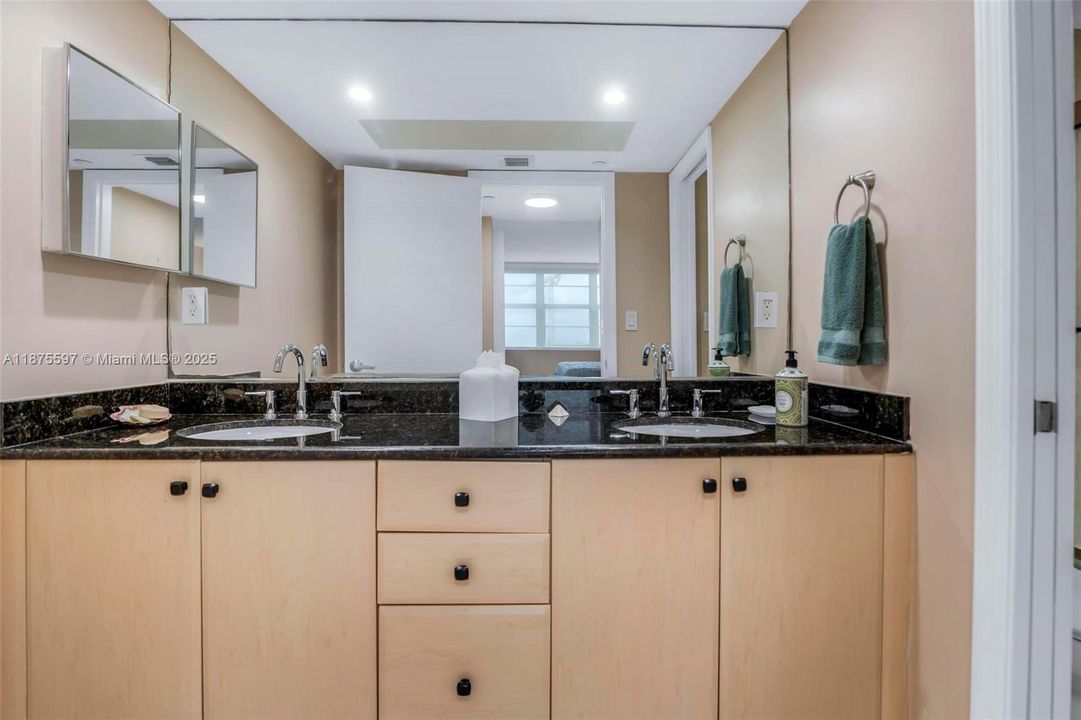 Recently Sold: $493,000 (1 beds, 1 baths, 812 Square Feet)