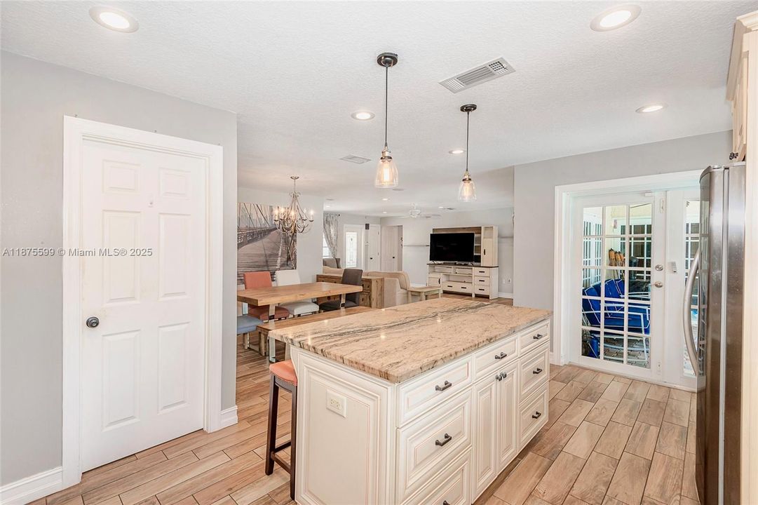 Недавно продано: $625,000 (3 спален, 2 ванн, 1543 Квадратных фут)