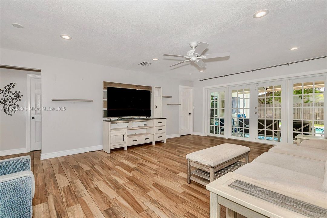 Недавно продано: $625,000 (3 спален, 2 ванн, 1543 Квадратных фут)