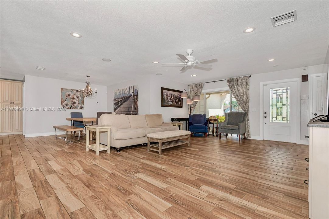 Недавно продано: $625,000 (3 спален, 2 ванн, 1543 Квадратных фут)