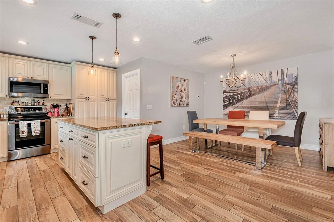 Недавно продано: $625,000 (3 спален, 2 ванн, 1543 Квадратных фут)