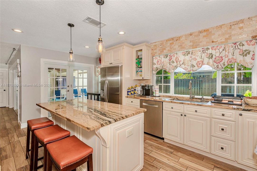 Недавно продано: $625,000 (3 спален, 2 ванн, 1543 Квадратных фут)