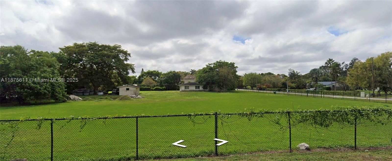 待售: $1,980,000 (1.93 acres)