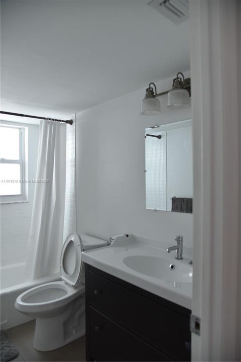 Active With Contract: $294,900 (2 beds, 2 baths, 1175 Square Feet)