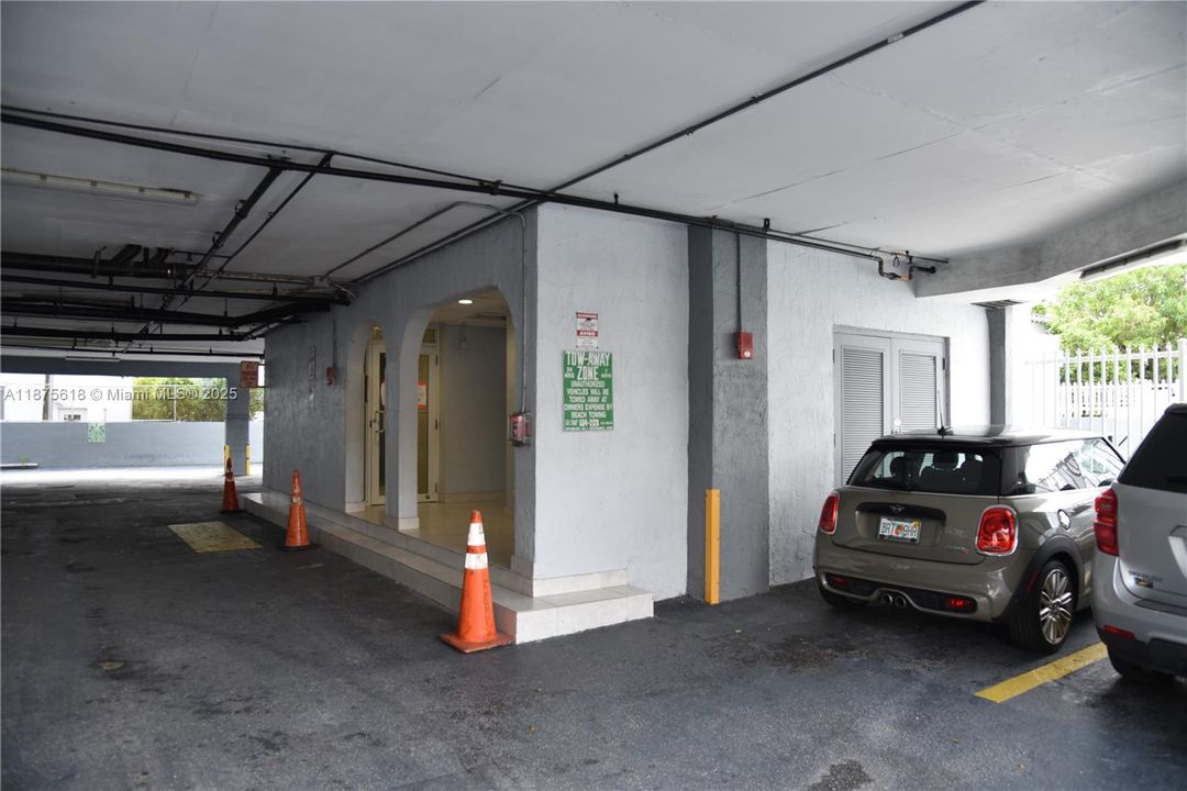 Active With Contract: $294,900 (2 beds, 2 baths, 1175 Square Feet)