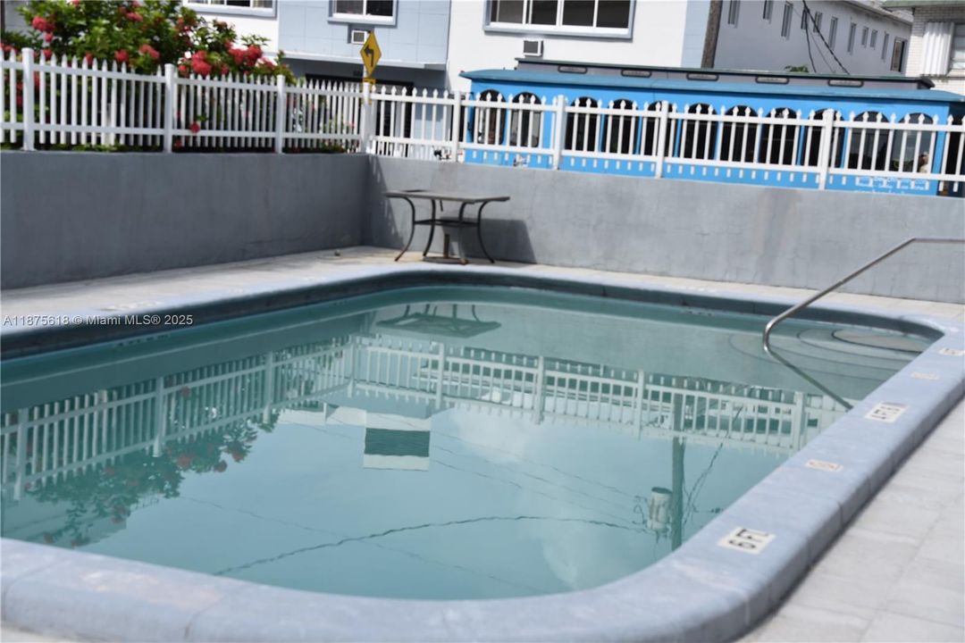 Active With Contract: $294,900 (2 beds, 2 baths, 1175 Square Feet)