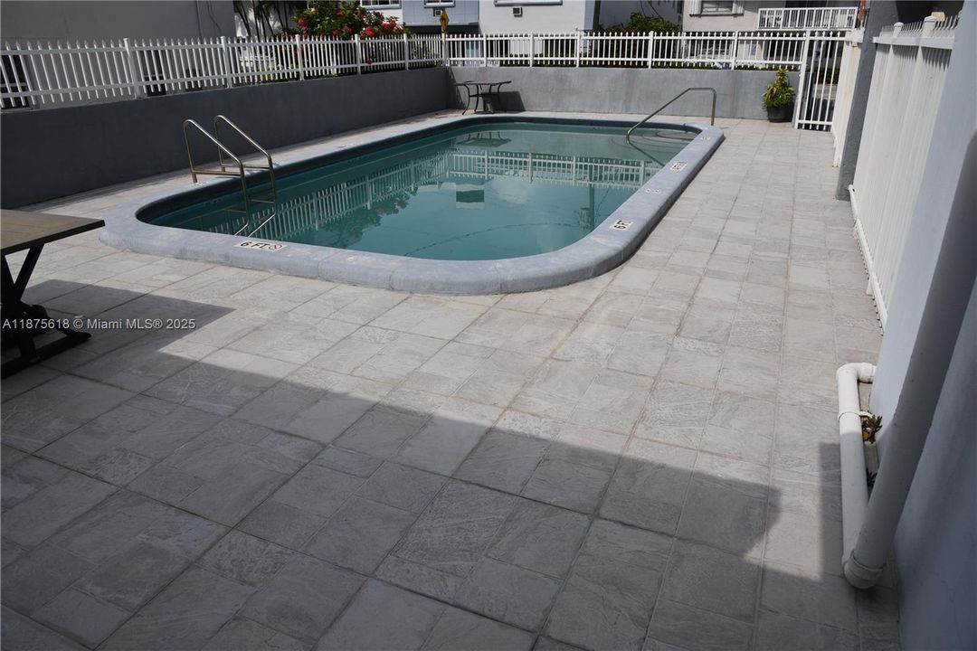 Active With Contract: $294,900 (2 beds, 2 baths, 1175 Square Feet)