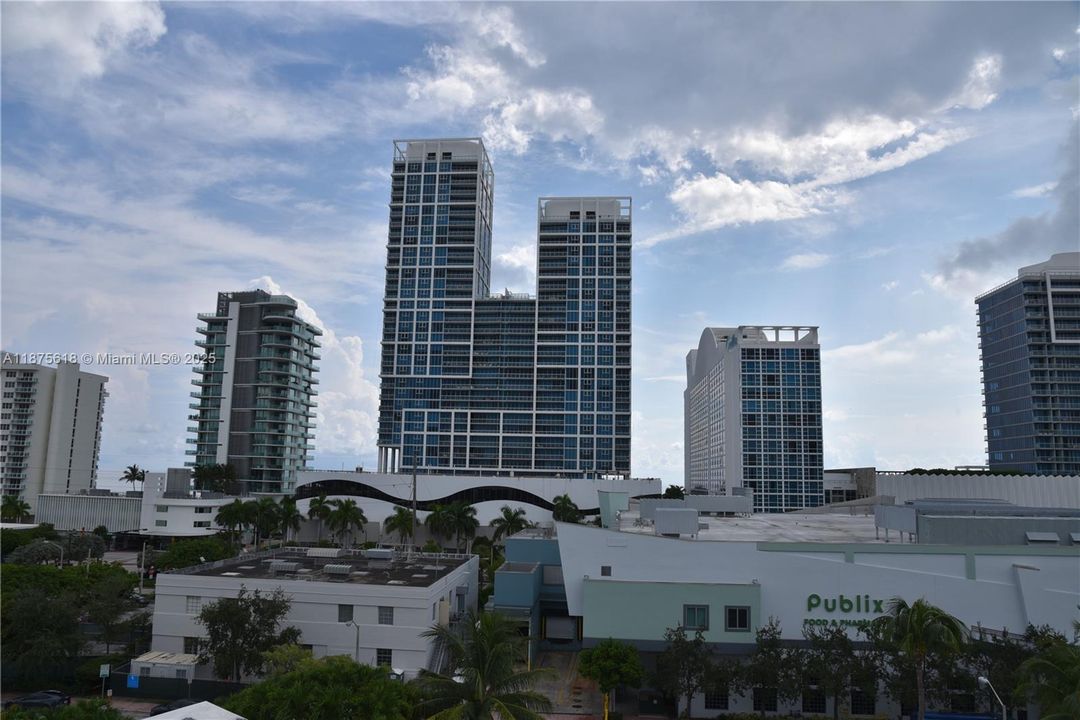 Active With Contract: $294,900 (2 beds, 2 baths, 1175 Square Feet)