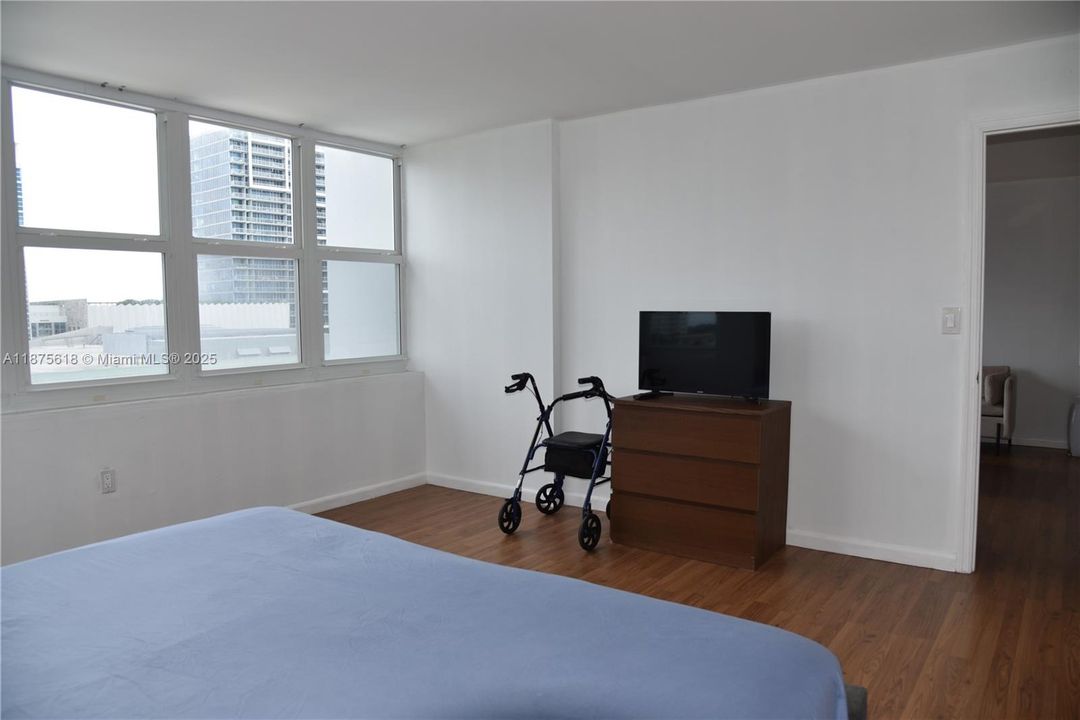 Active With Contract: $294,900 (2 beds, 2 baths, 1175 Square Feet)