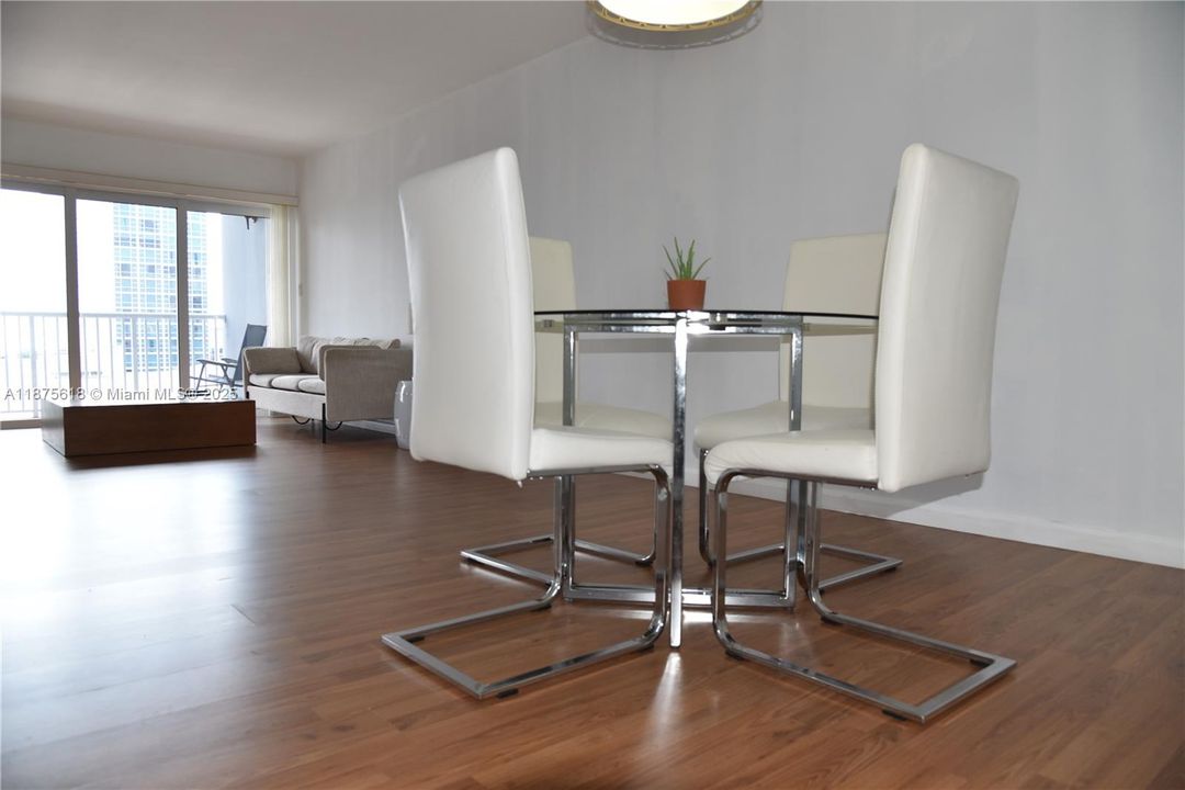 Active With Contract: $294,900 (2 beds, 2 baths, 1175 Square Feet)