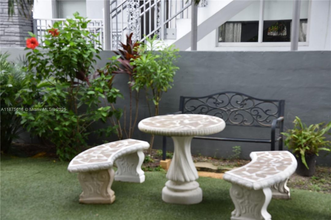 Active With Contract: $294,900 (2 beds, 2 baths, 1175 Square Feet)