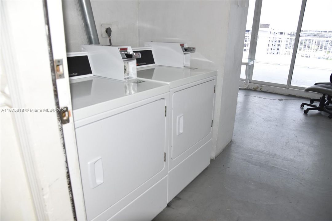 Active With Contract: $294,900 (2 beds, 2 baths, 1175 Square Feet)