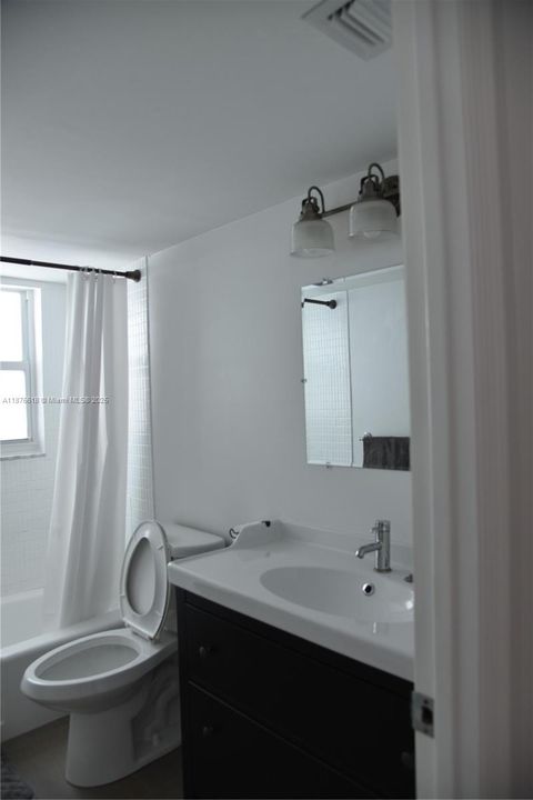 Active With Contract: $294,900 (2 beds, 2 baths, 1175 Square Feet)