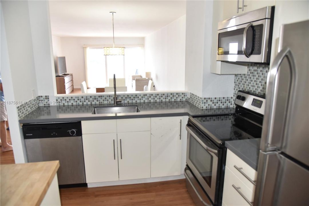 Active With Contract: $294,900 (2 beds, 2 baths, 1175 Square Feet)