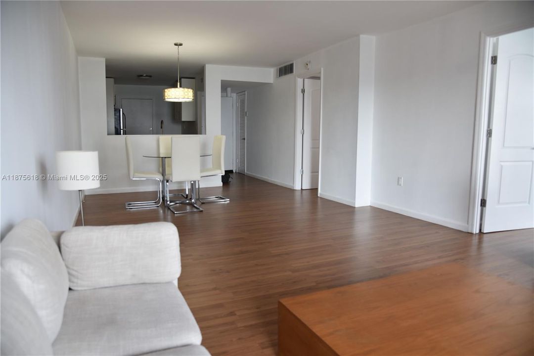 Active With Contract: $294,900 (2 beds, 2 baths, 1175 Square Feet)