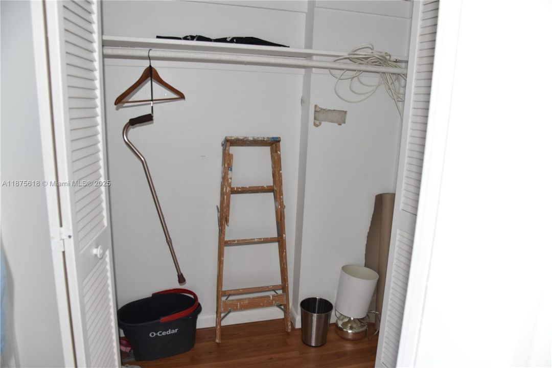 Active With Contract: $294,900 (2 beds, 2 baths, 1175 Square Feet)