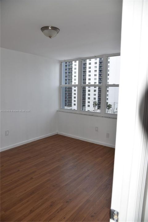 Active With Contract: $294,900 (2 beds, 2 baths, 1175 Square Feet)
