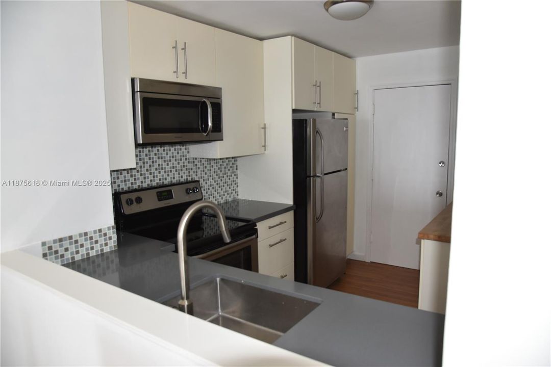 Active With Contract: $294,900 (2 beds, 2 baths, 1175 Square Feet)