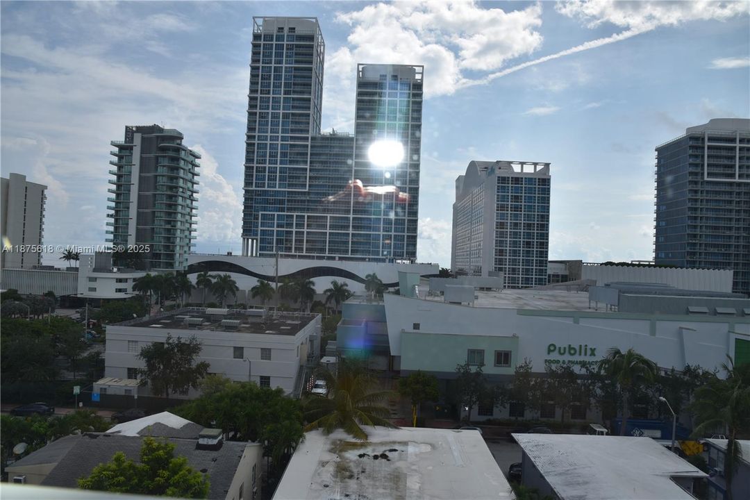 Active With Contract: $294,900 (2 beds, 2 baths, 1175 Square Feet)