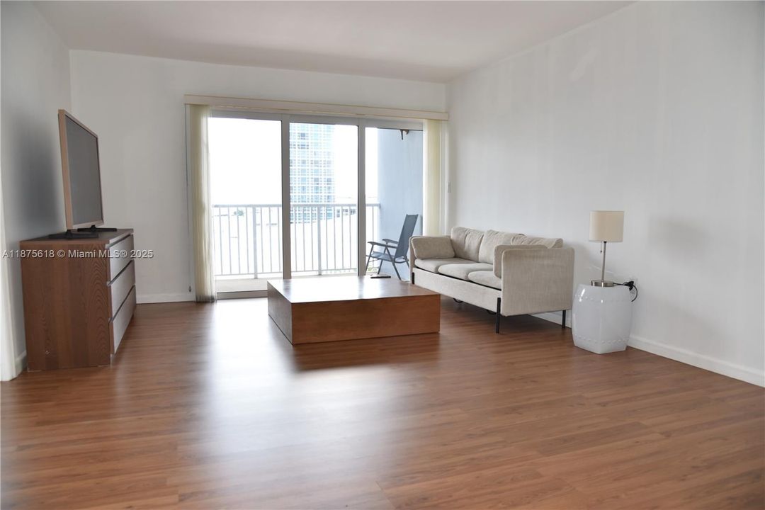 Active With Contract: $294,900 (2 beds, 2 baths, 1175 Square Feet)