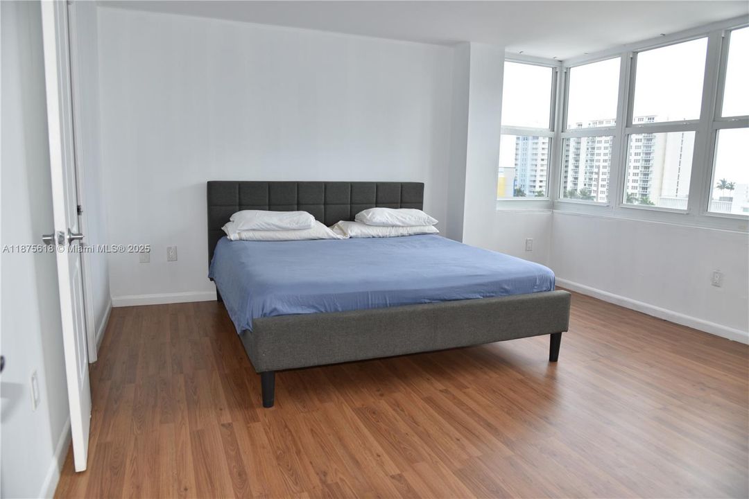 Active With Contract: $294,900 (2 beds, 2 baths, 1175 Square Feet)