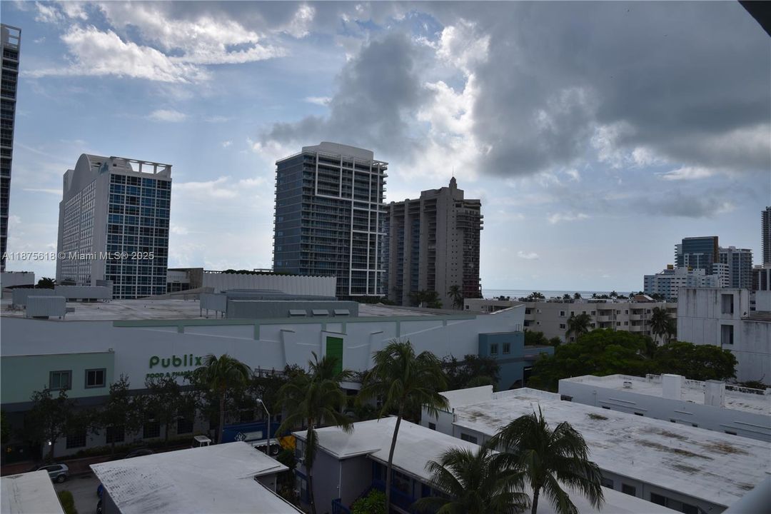 Active With Contract: $294,900 (2 beds, 2 baths, 1175 Square Feet)